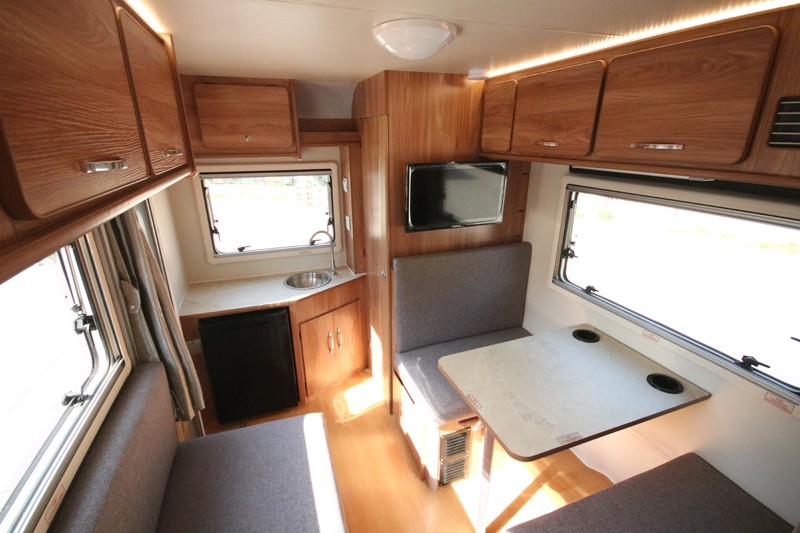 不懼荒野，不怕泥濘，四驅房車更給力