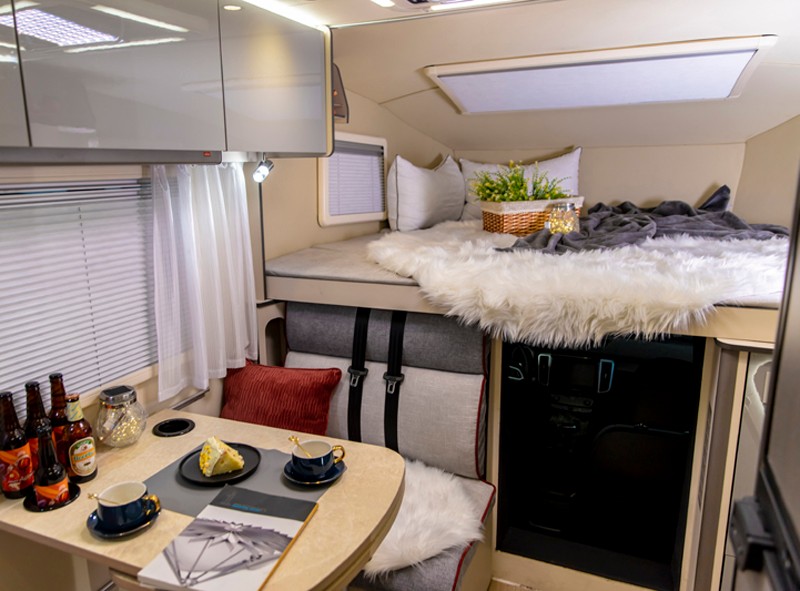 不懼荒野，不怕泥濘，四驅房車更給力