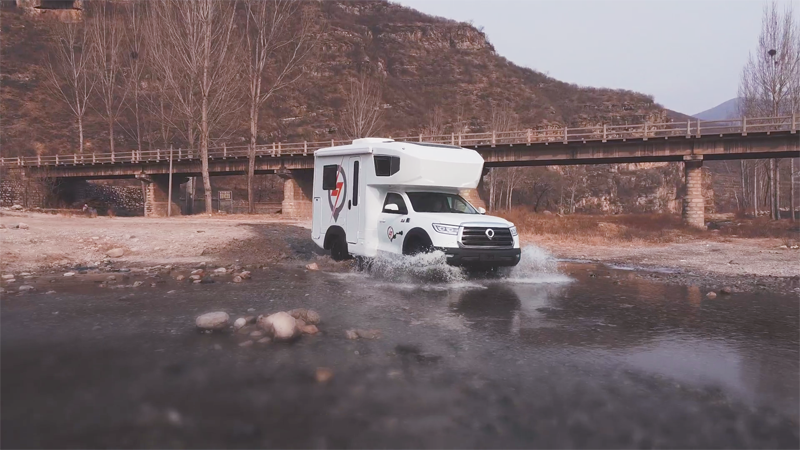 極致動力、四驅越野，樣樣都強，就是這款房車