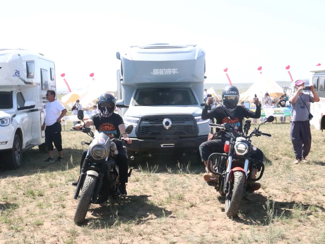 覽眾房車攜手長城炮聯(lián)袂出席那達慕.jpg 覽眾房車攜手長城炮聯(lián)袂出席那達慕.jpg